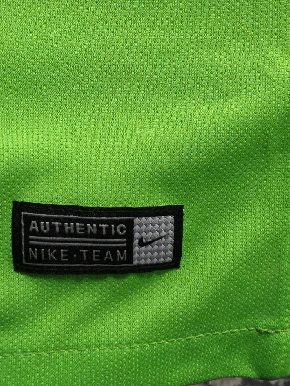Nike Men's Green VfL Wolfsburg Home Jersey with Volkswagen Logo - Picture 7 of 11